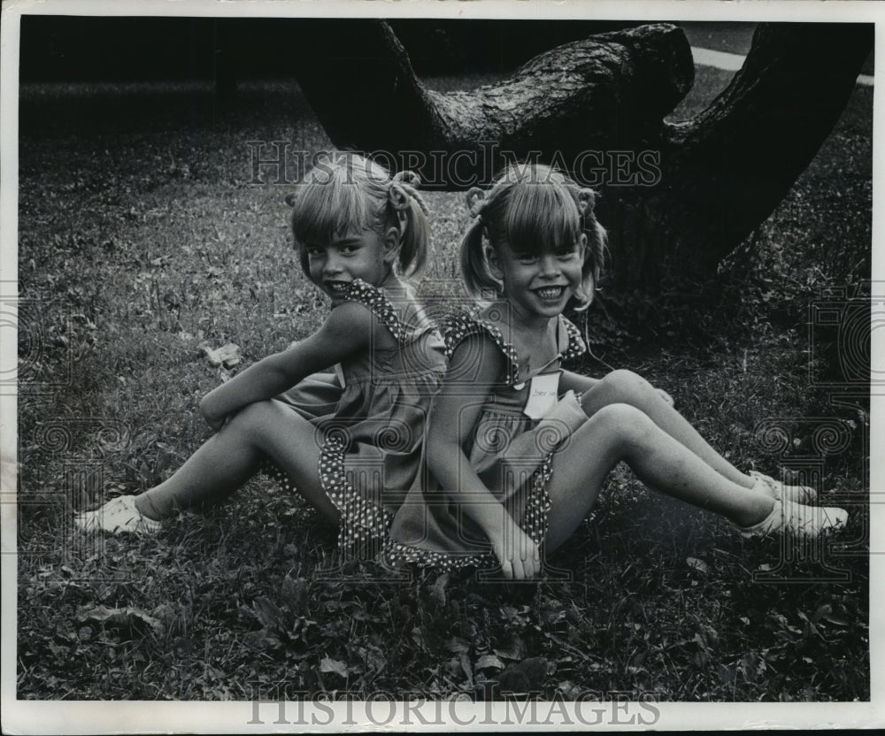 1975 Press Photo Stephanie and Stacie Negri, Look-Alike Contest Winners - Historic Images