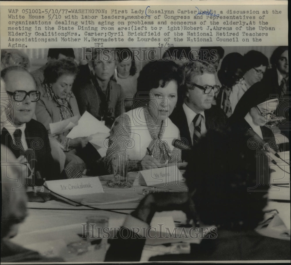 1977 Press Photo Rosalynn Carter and Others at the White House, Washington, D.C.-Historic Images