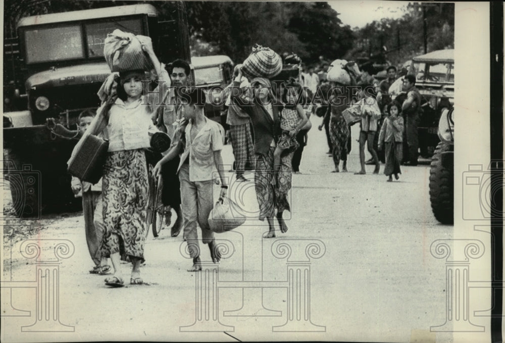 1973 Press Photo Cambodian Refugees Flee Fighting at Dei Eth - Historic Images