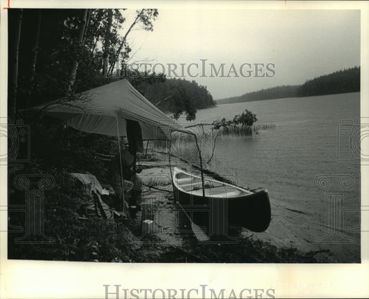 1983 Press Photo Canada-A temporary shelter provides protection from rain - Historic Images