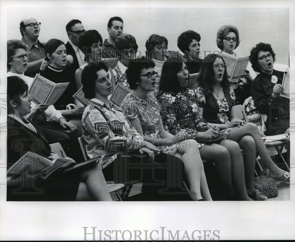 1972 Press Photo The Choraliers rehearsed on of their numbers - mja68948-Historic Images