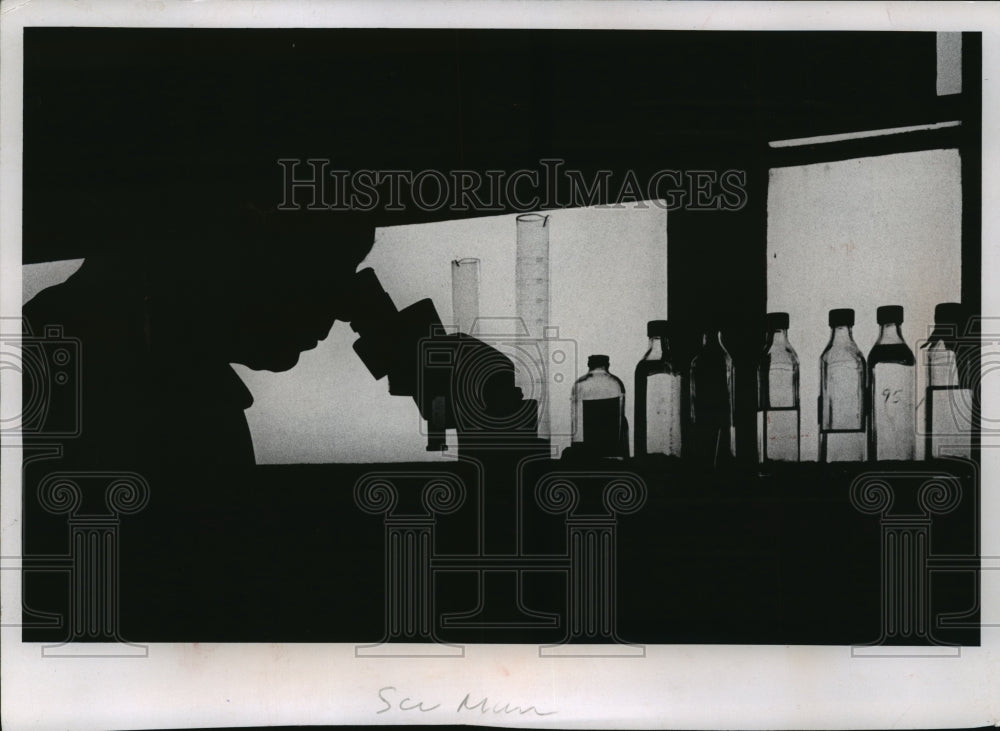 1959 Press Photo Dr. Alvin F. Rieck, Cancer Researcher, Examines Carcinogens - Historic Images