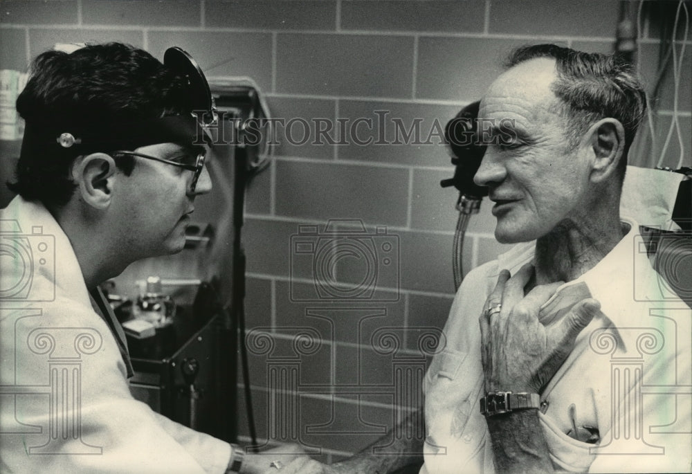 1984 Press Photo John Waite Trying to Speak to James Duncavage - mja69046-Historic Images