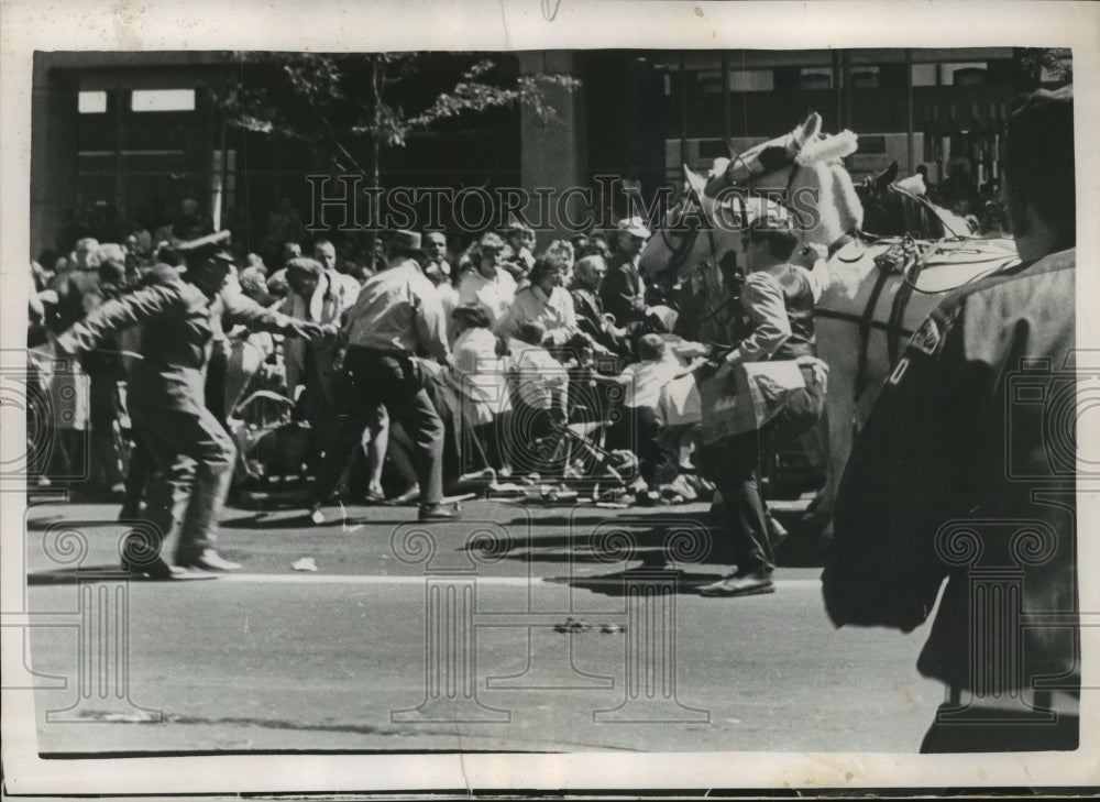 1965 Press Photo Parade Chariot Swung into Crowd Injuring Seven People-Historic Images
