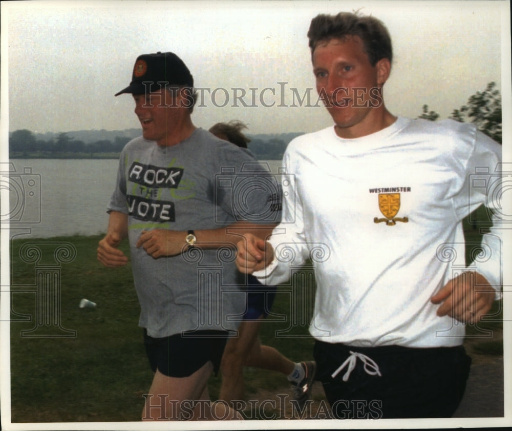 1993 Press Photo President Clinton and John Fixx Jog Along The Potomac River - Historic Images
