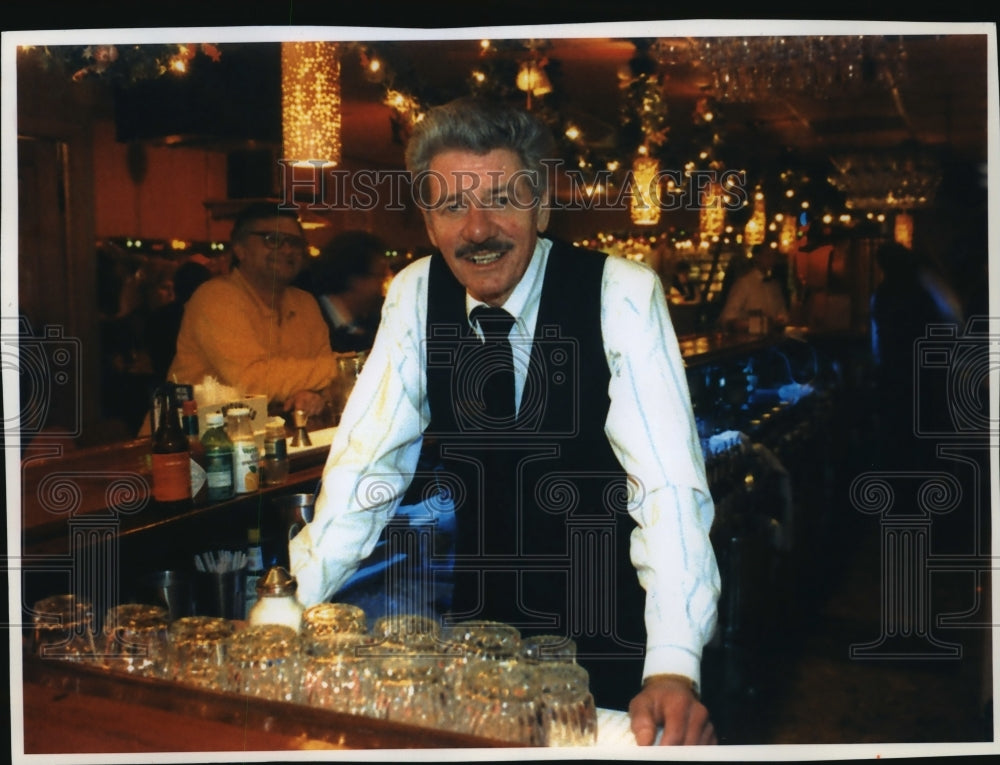 1993 Press Photo 5 O&#39;Clock Club House Of Steaks In Milwaukee Owner Ted Coerper - Historic Images