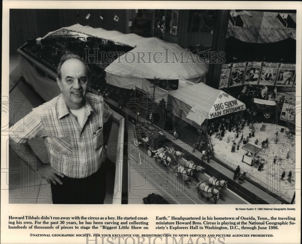 1985 Press Photo Howard Tibbals Poses With His Miniature Circus Model-Historic Images