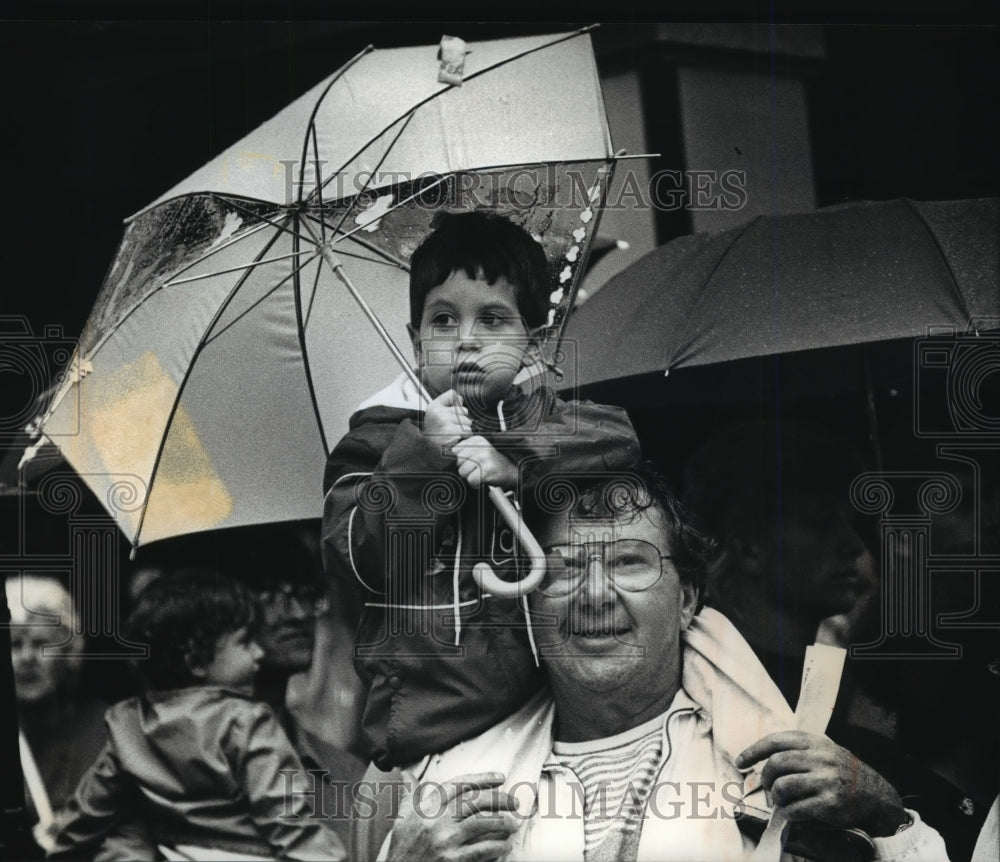 1990 Press Photo Morrey Katz and Son Watching the Great Circus Parade - Historic Images