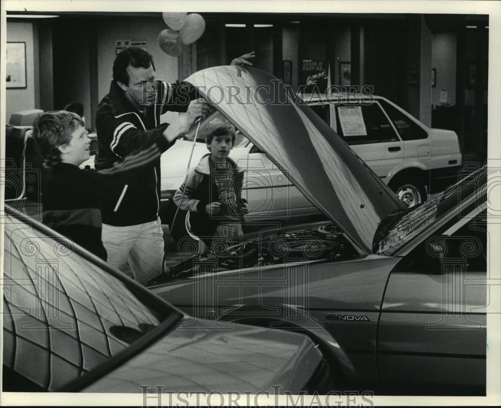 1985 Press Photo Richard Johnson Checking Engine Compartment on Chevrolet Nova-Historic Images