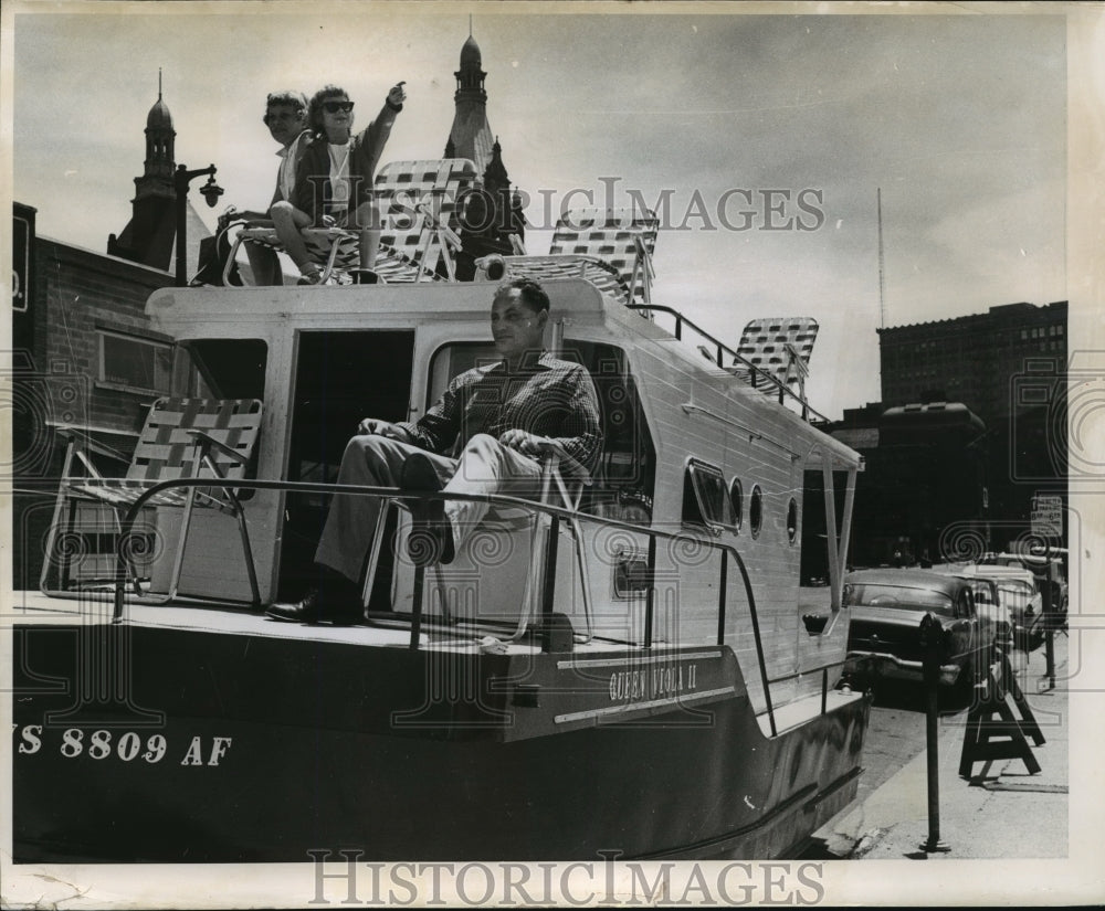 1963 Press Photo Gerri Lowe and Jean Fallon on the Queen Viola II for Parade - Historic Images