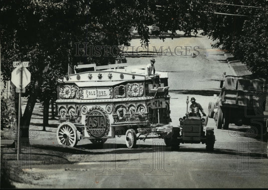 1980 Press Photo Circus Wagon Being Towed to Milwaukee Circus Parade - mja69515 - Historic Images