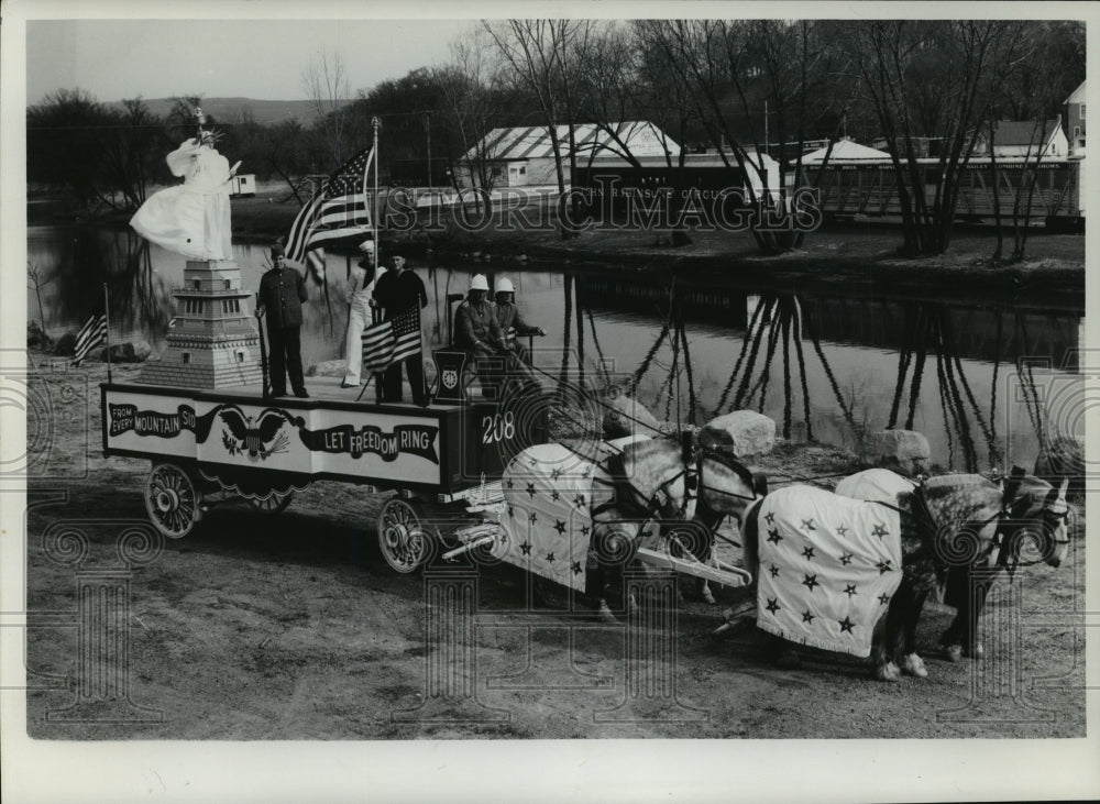 1966 Press Photo Circus parade cart Milwaukee Wisconsin - mja69559-Historic Images