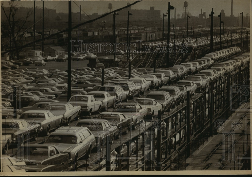 1975 Press Photo Railroad yard at Detroit Chrysler assembly plant full of cars-Historic Images