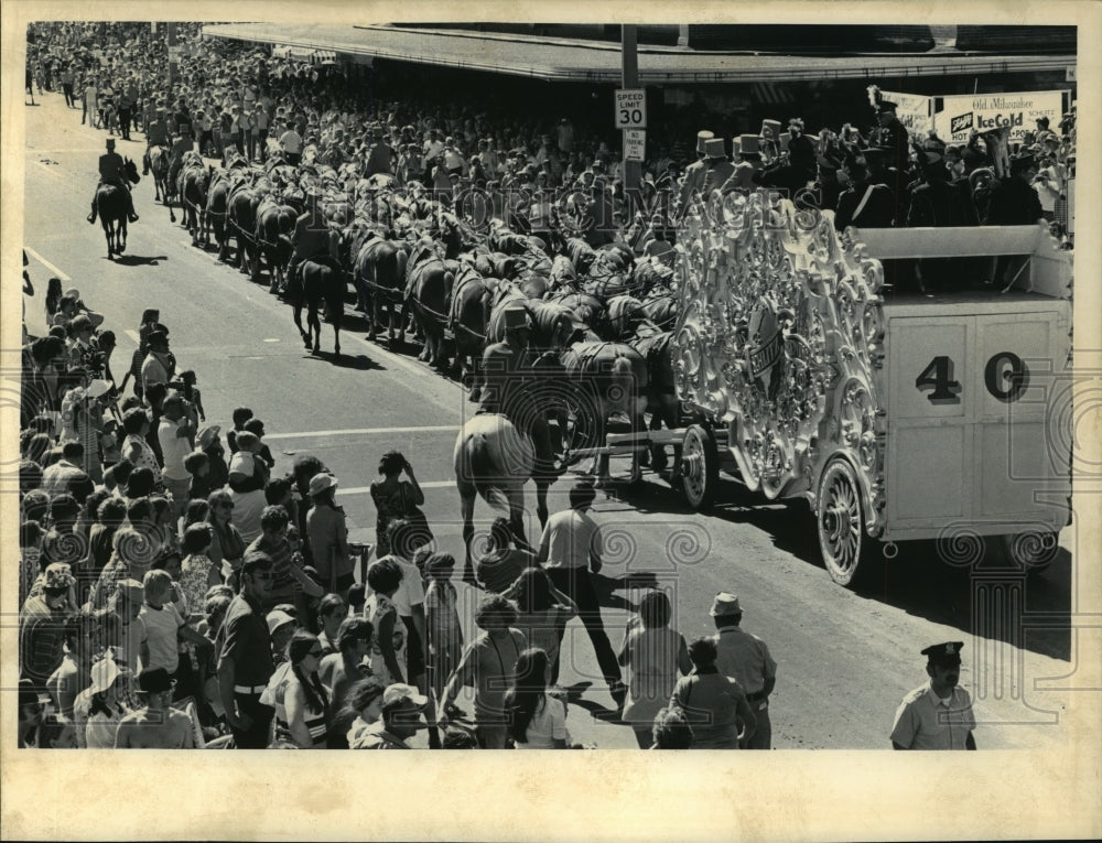 1973 Press Photo Forty Horse Hitch Brought Up the End of the Parade in Milwaukee - Historic Images