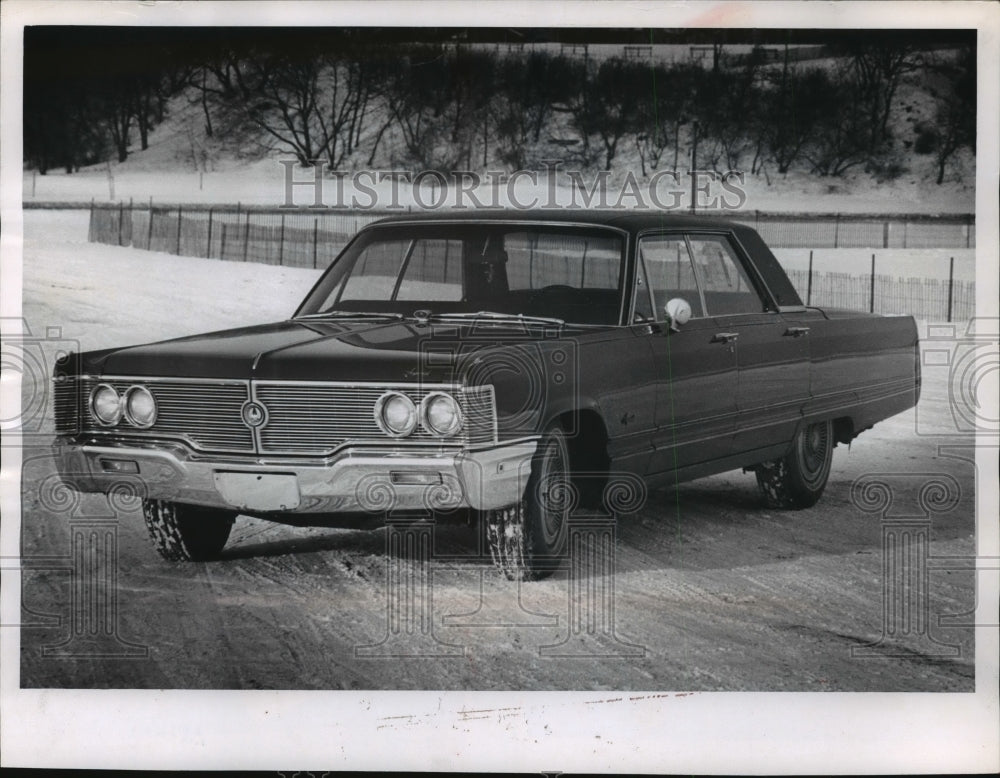 1968 Press Photo 1968 Imperial Crown four door hardtop - mja69670-Historic Images