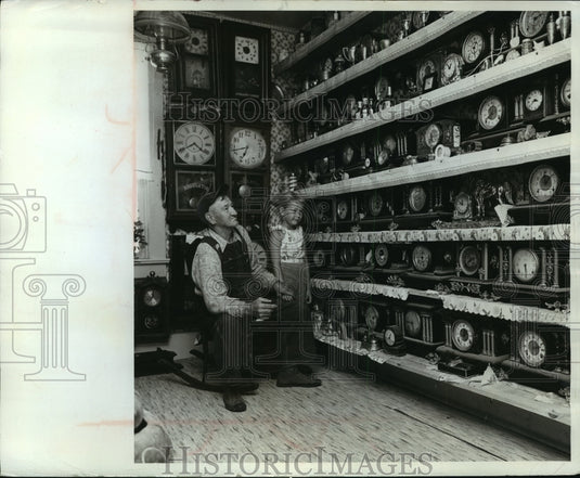 1964 Press Photo Jule Nellis and JoAnne Hanson with Grandfather Clock Collection - Historic Images
