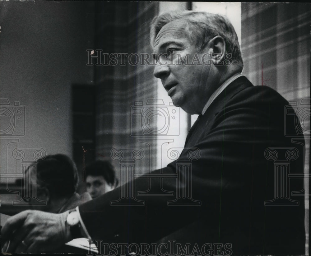 1978 Press Photo John L. Coffey, Circuit Judge of Milwaukee, addresses group - Historic Images