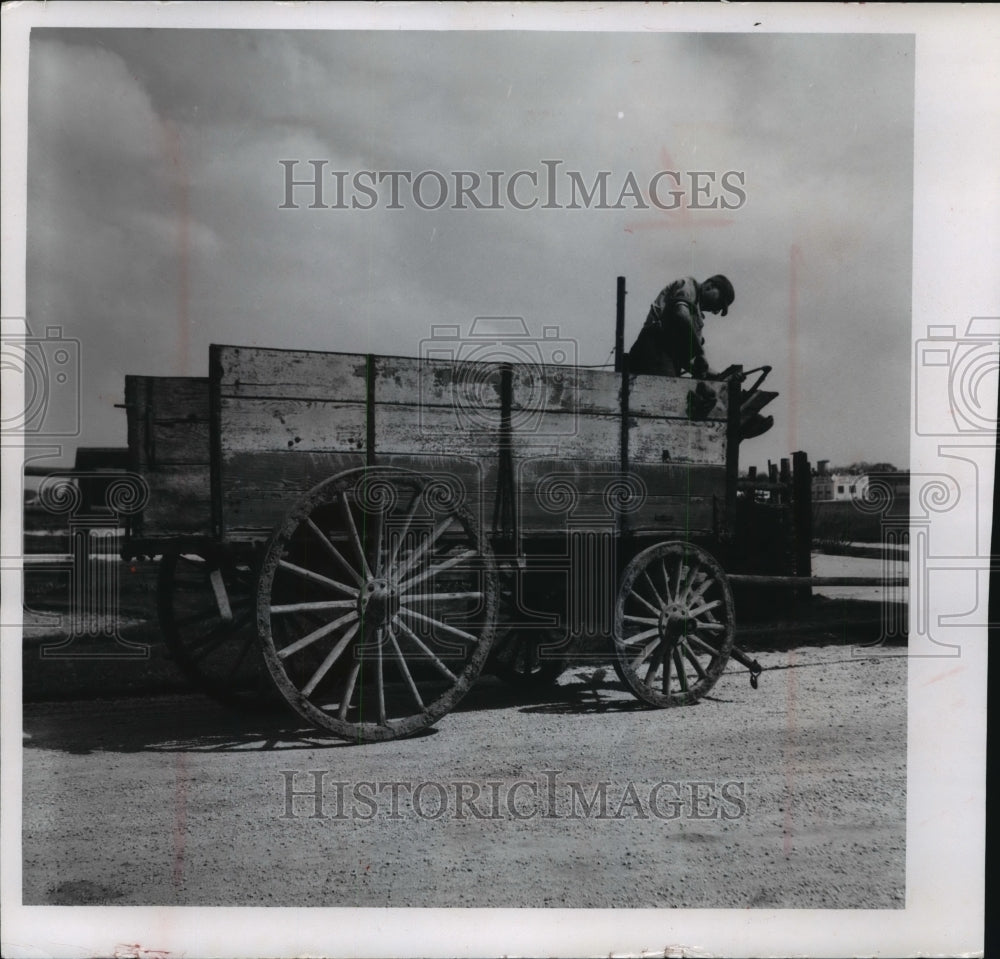 1966 Press Photo Antique wagon used to haul ice acquired by Circus World Museum - Historic Images