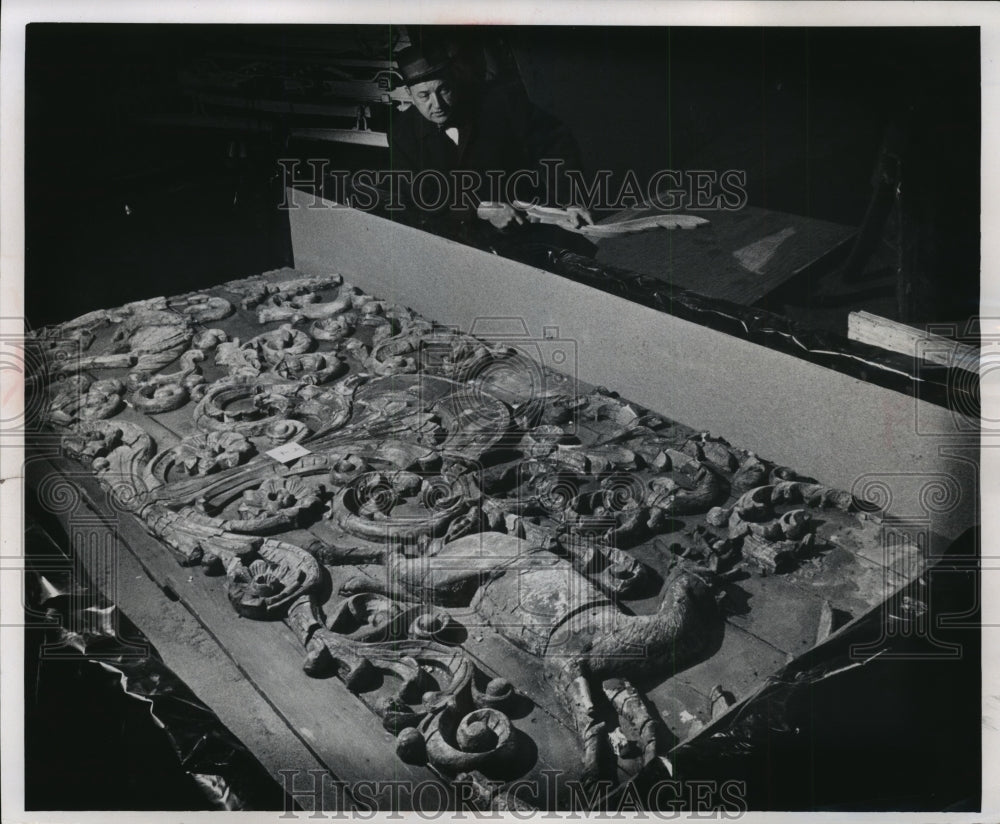 1967 Press Photo Circus World Museum C.P. Fox looks at jig saw puzzle in Baraboo - Historic Images