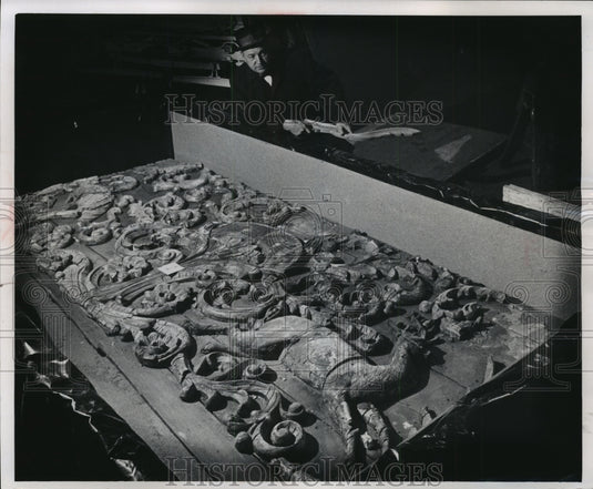 1967 Press Photo Circus World Museum C.P. Fox looks at jig saw puzzle in Baraboo - Historic Images