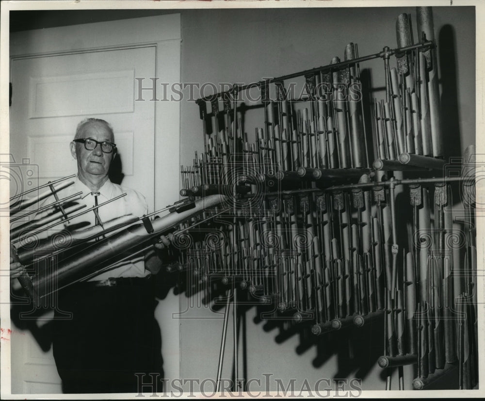 1967 Press Photo Gilmore (Gim) Gustard with units of his shaker chimes.-Historic Images