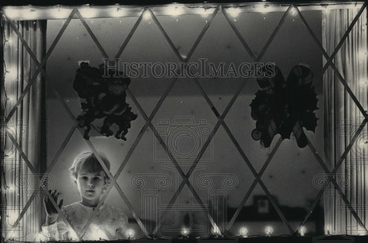 1986 Press Photo Angela Ardnt in the Christmas lit Window of her Home - Historic Images