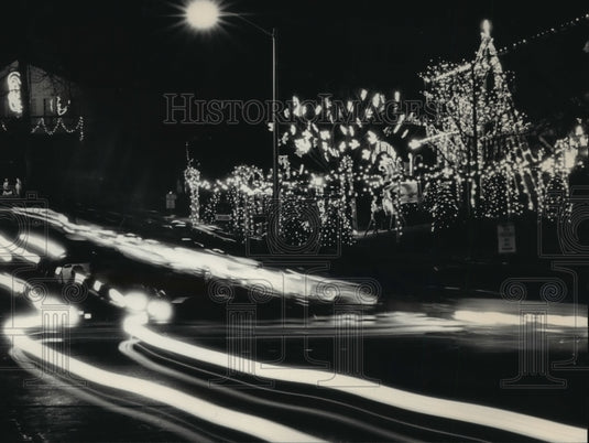 1986 Press Photo Motorists view Christmas decorations, Orchard Hills subdivision-Historic Images