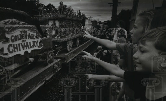 1993 Press Photo Robert Dubis and Marie Dubis, Wauwatosa, Watch Circus Wagons-Historic Images