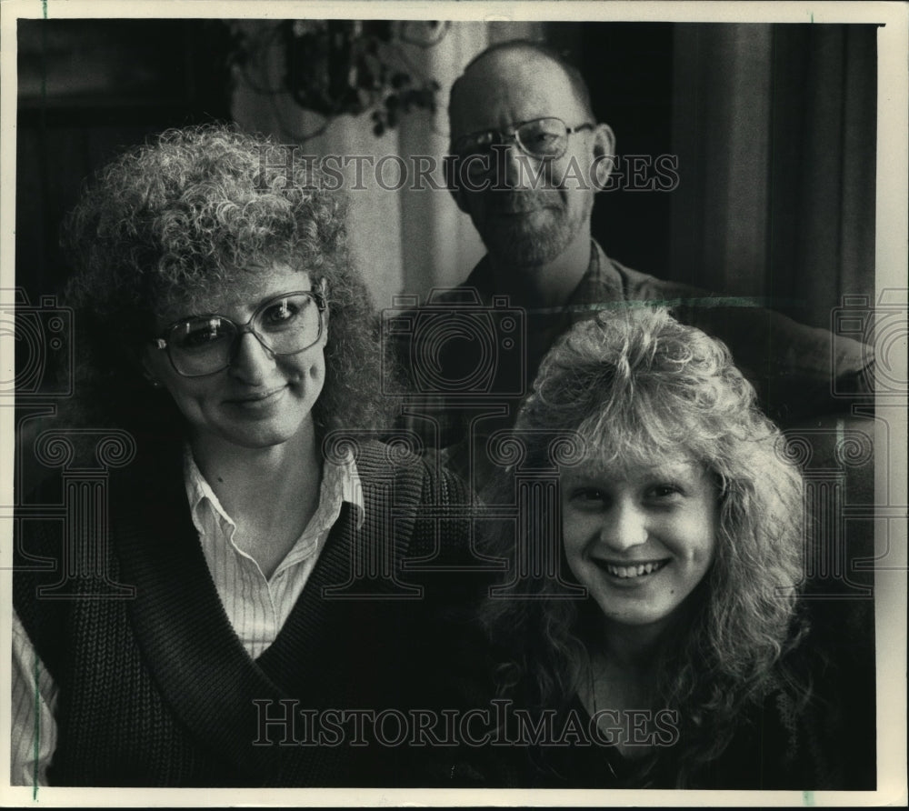 1988 Press Photo Laura, Mary, & Ed Gorton of Appleton, Wisconsin. - mja69891 - Historic Images