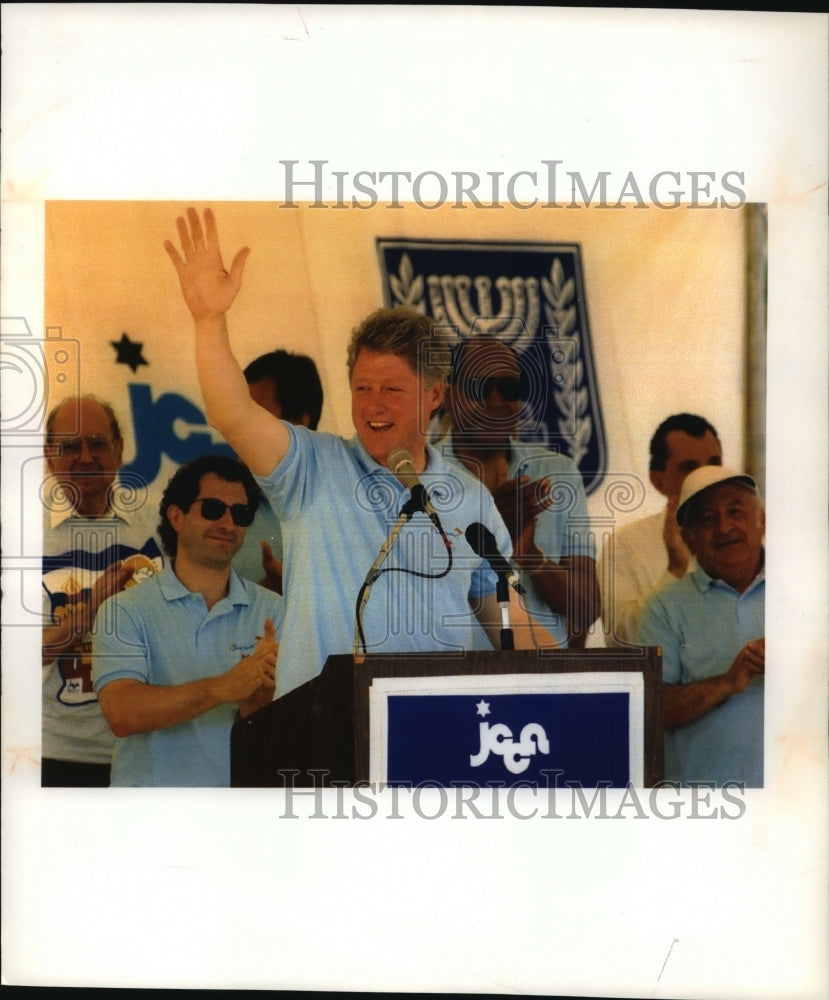 1992 Press Photo Bill Clinton meets Jewish supporters at the LA Jewish Festival - Historic Images