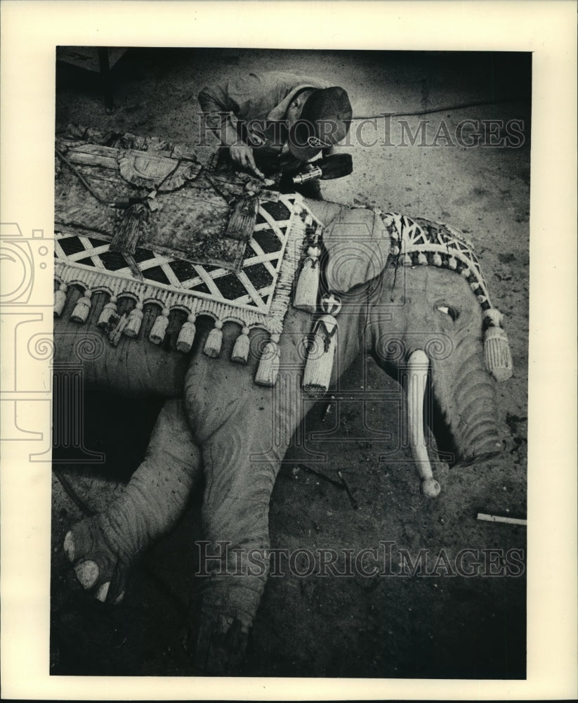 1987 Press Photo Paint stripped off an elephant carving, Circus World Museum-Historic Images