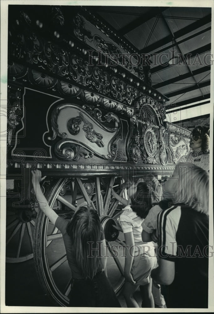 1985 Press Photo Children admire the Star Tableau wagon, Circus World Museum - Historic Images