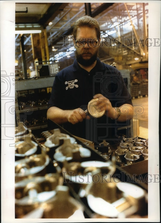 1993 Press Photo Ken Mitchell Works at Chrysler's Kenosha Plant - mja70032-Historic Images