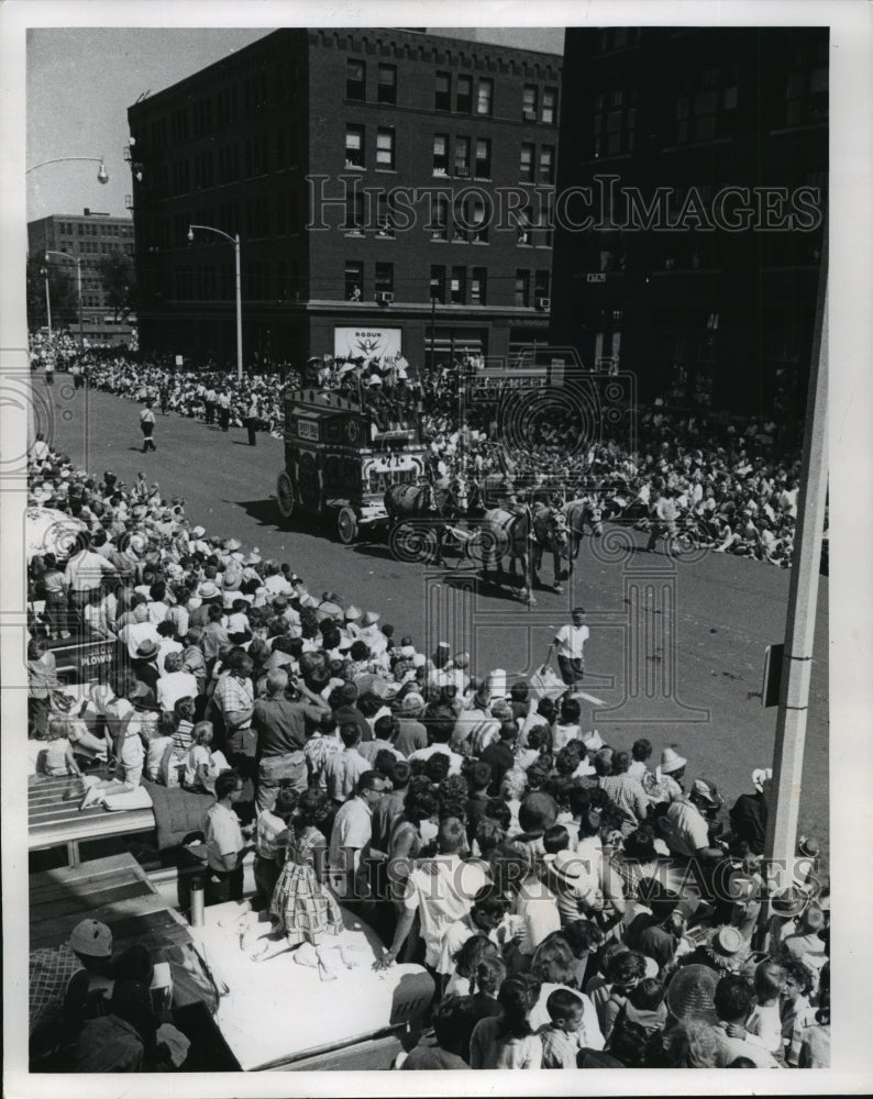 1963 Press Photo Circus Wagons and Spectators for Milwaukee Circus Parade-Historic Images