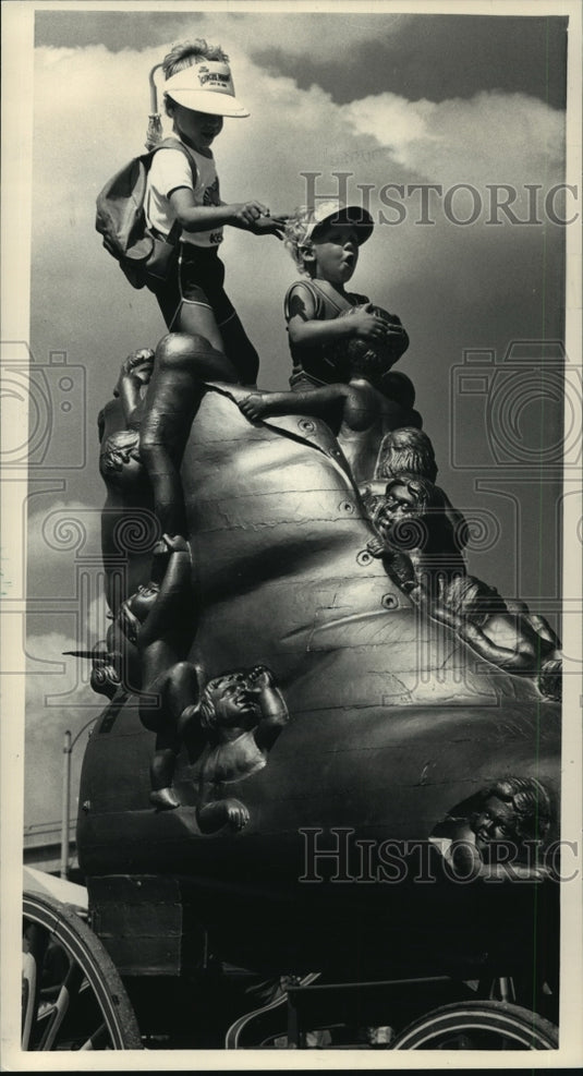1987 Press Photo Andre and Christian Ward on "Old Woman in the Shoe" Wagon-Historic Images