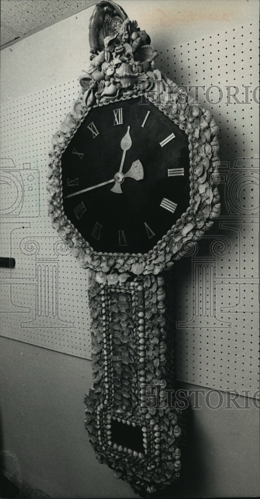 1988 Press Photo Shell Encrusted Clock at Lake Country Antiques in Oconomowoc-Historic Images