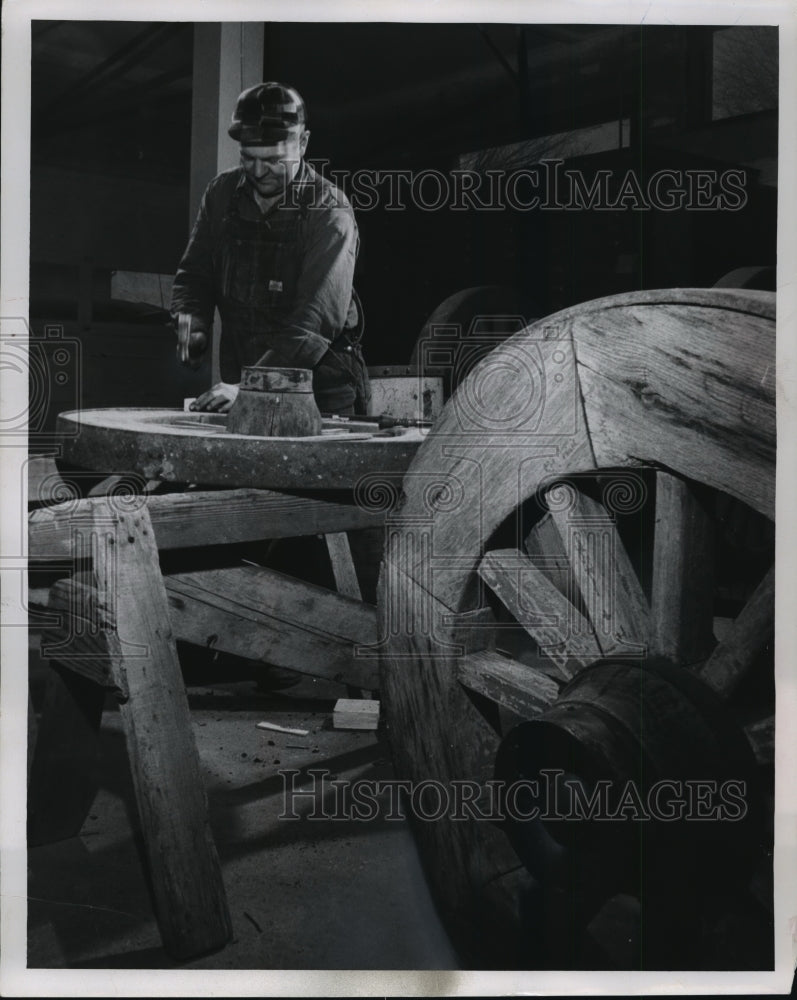 1969 Press Photo Fred Gluth working on bandwagon wheel, Ringling Brothers Circus-Historic Images