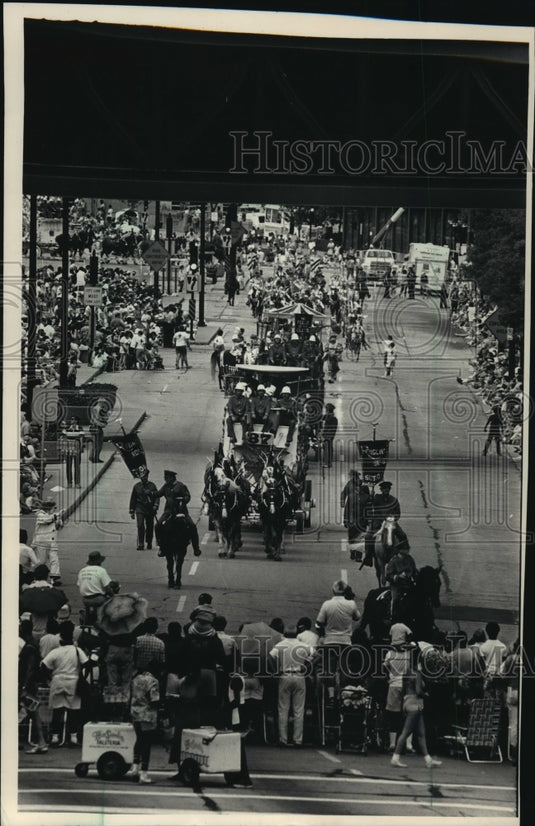 1987 Press Photo Ornately decorated circus wagon drawn by eight horses-Historic Images