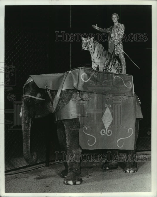 1974 Press Photo Tripoll Shine Circus, William Golden and his wild animals-Historic Images