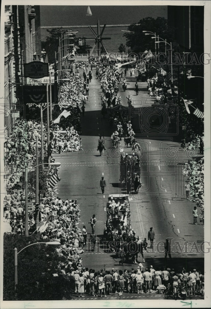 Thousands gather to watch Great Circus Parade on Wisconsin Ave. in Milwaukee - Historic Images