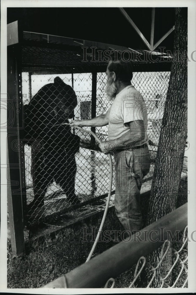 1991 Press Photo Gerhart Wille with Mouchie the bear - mja70176 - Historic Images