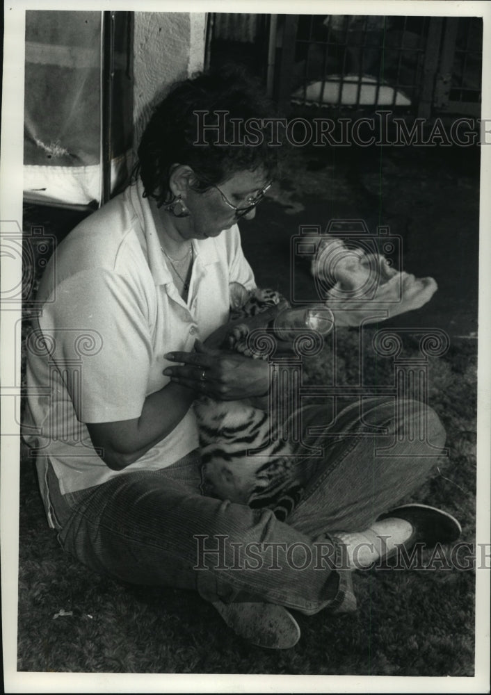 1991 Press Photo Shirley Wiese feeds this circus animal, a tiger cub - mja70177 - Historic Images