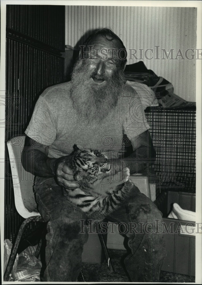 1991 Press Photo Gerhart Wille&#39;s wildlife zoo in Brandon takes unwanted animals - Historic Images