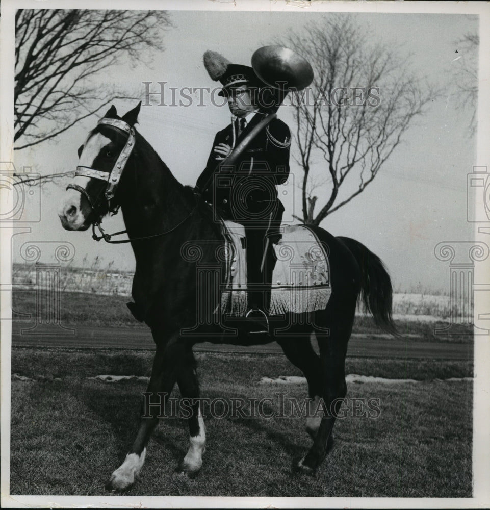 1964 Press Photo Bass Horn Player Robert Erdman rode his horse named Hobo - Historic Images