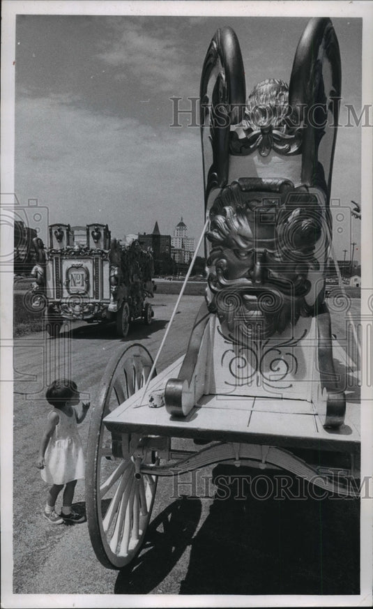 1984 Press Photo Circus wagons on the lake front near the Memorial Center - Historic Images