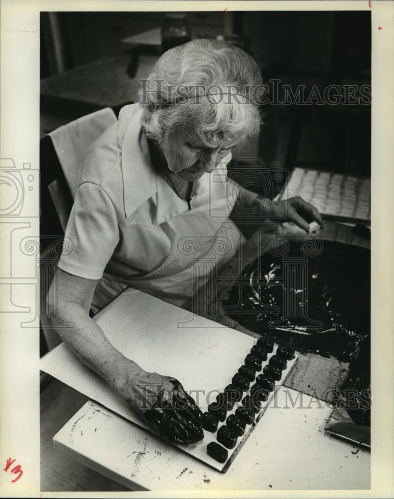1981 Press Photo Edna Marks Does Chocolate Dipping by Hand - mja70289 - Historic Images