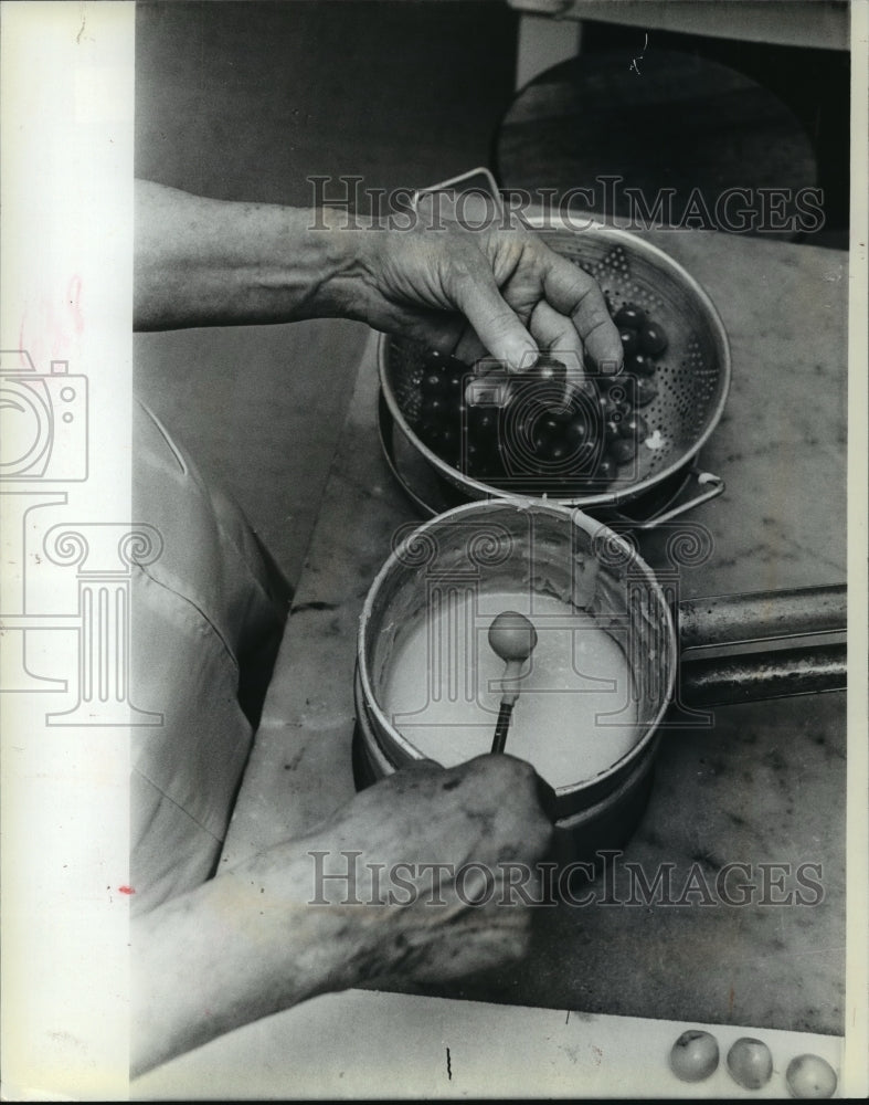 1981 Press Photo Edna Marks Begins the Process of Making Cherry Cordial - Historic Images