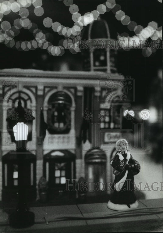 1993 Press Photo Tom Schall's Hand-Painted Christmas Village, Slinger, Wisconsin-Historic Images