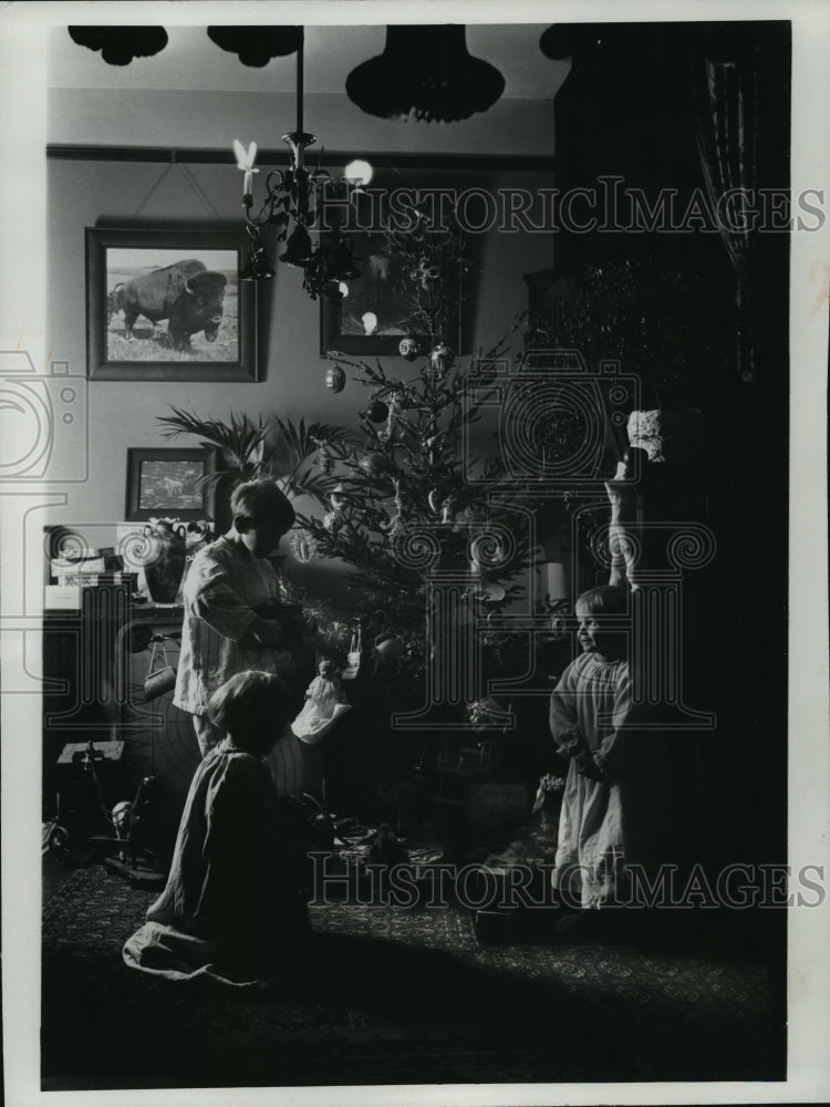 1979 Press Photo Christmas Photo with Children by Matteson - mja70312-Historic Images
