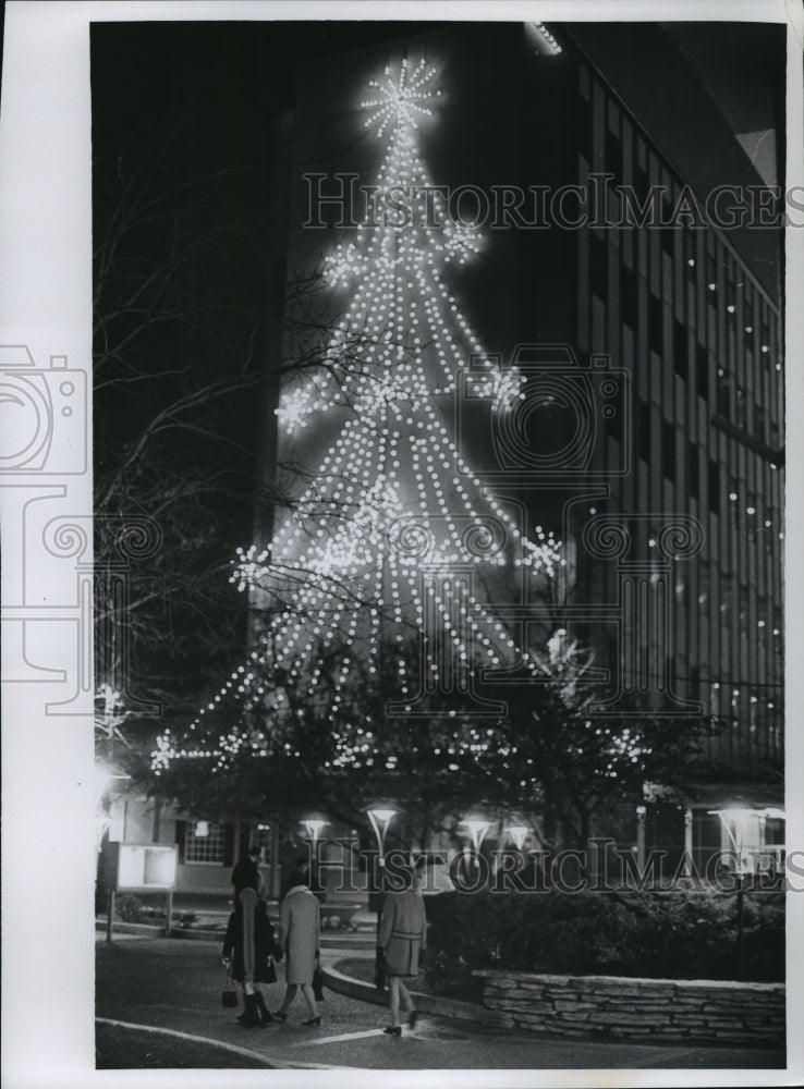 1963 Press Photo Lights Blazing From the Christmas Tree at Mayfair Center - Historic Images